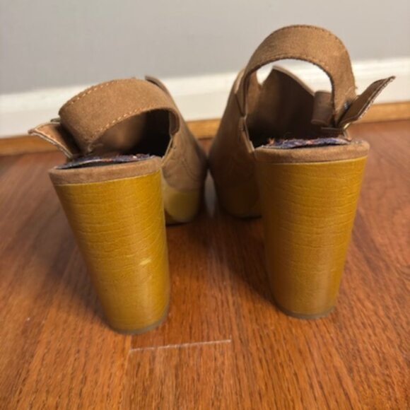 Rocket Dog Tan Faux Suede Clogs/ Mules Sz 7 - Picture 5 of 10